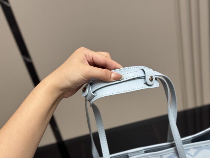 Coach City Series Classic Logo Tote Bag Massively Popular Versatile And Easy To Style - Image 6