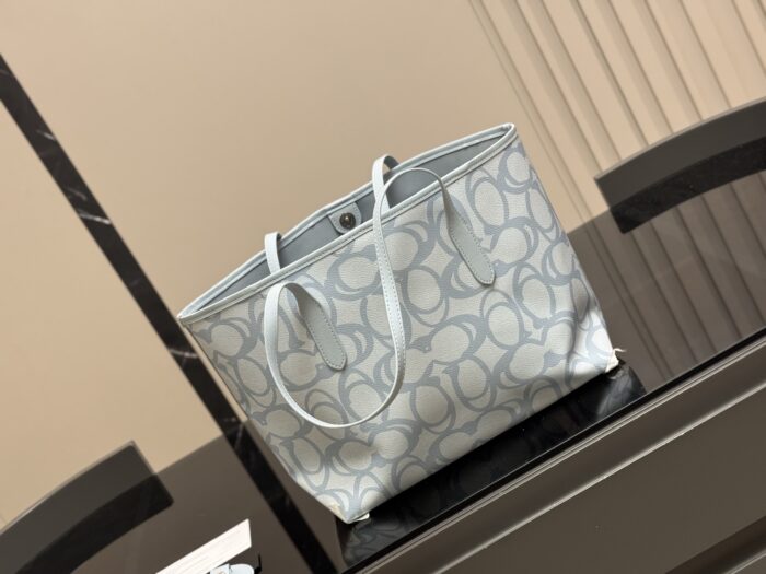 Coach City Series Classic Logo Tote Bag Massively Popular Versatile And Easy To Style - Image 8