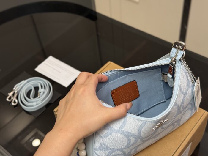 Coach Teri Underarm Bag With Dual Straps For Single-Shoulder Or Crossbody Carry. Exceptional Aesthetic Appeal. - Image 4