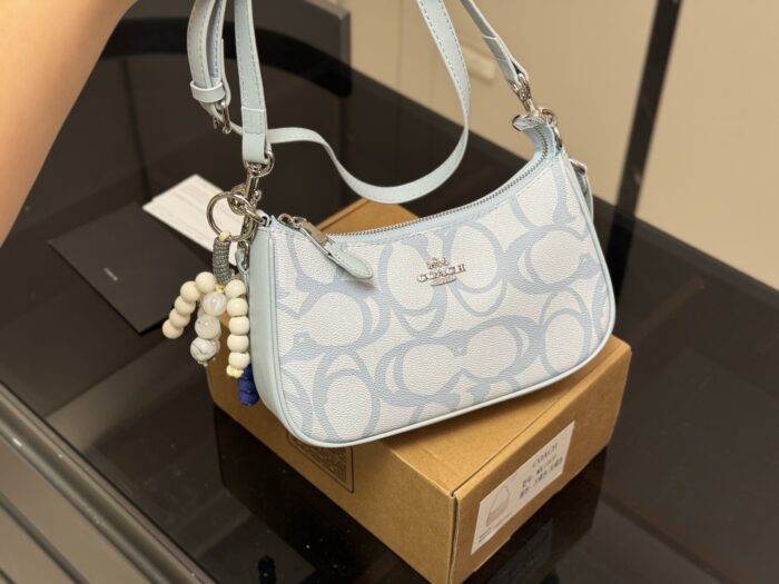 Coach Teri Underarm Bag With Dual Straps For Single-Shoulder Or Crossbody Carry. Exceptional Aesthetic Appeal. - Image 5