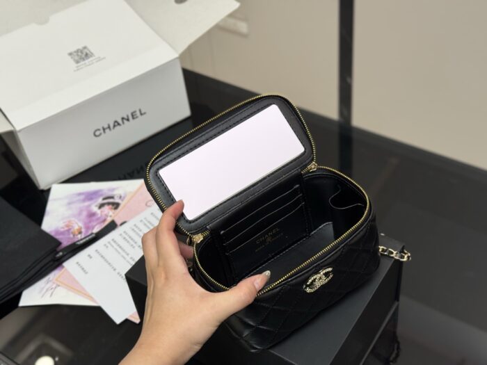 Chanel Handle Makeup Compact Touch Up Makeup And Create Looks - Image 4