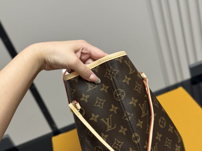 Louis Vuitton Neverfull Medium Tote Bag - Timeless Quality - Image 6