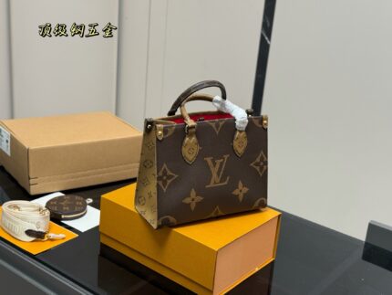 Louis Vuitton On The Go Jungle Tote Bag Hidden Shoulder Strap For Single-Shoulder Or Hand-Carry Use