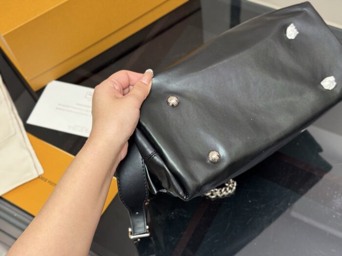 Louis Vuitton Carryall Bow-Tie Shoulder Bag With Coin Purse - Crossbody Style - Image 8