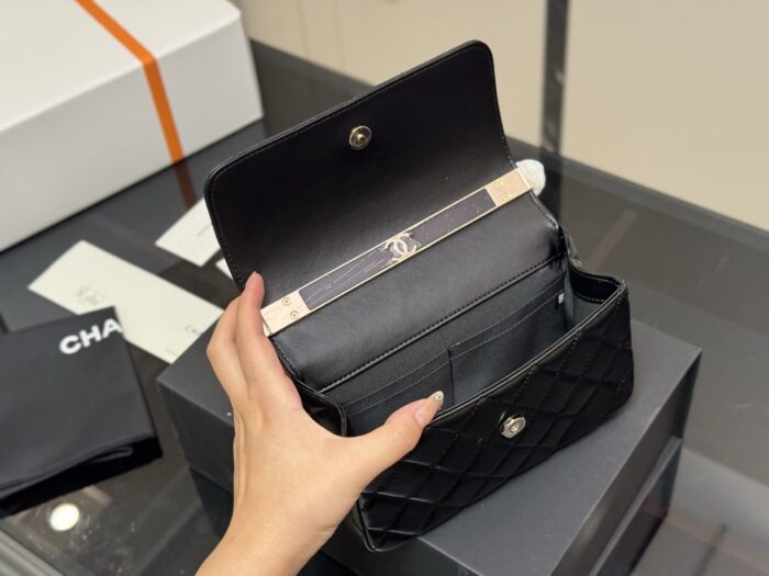 Chanel Hidden Edition Clutch Evening Bag Quadri-Stitched Box Bag Delicate Logo Handle Practical Capacity - Image 4