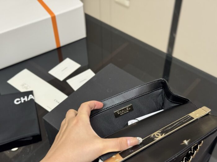 Chanel Hidden Edition Clutch Evening Bag Quadri-Stitched Box Bag Delicate Logo Handle Practical Capacity - Image 5