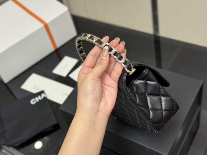 Chanel Hidden Edition Clutch Evening Bag Quadri-Stitched Box Bag Delicate Logo Handle Practical Capacity - Image 6
