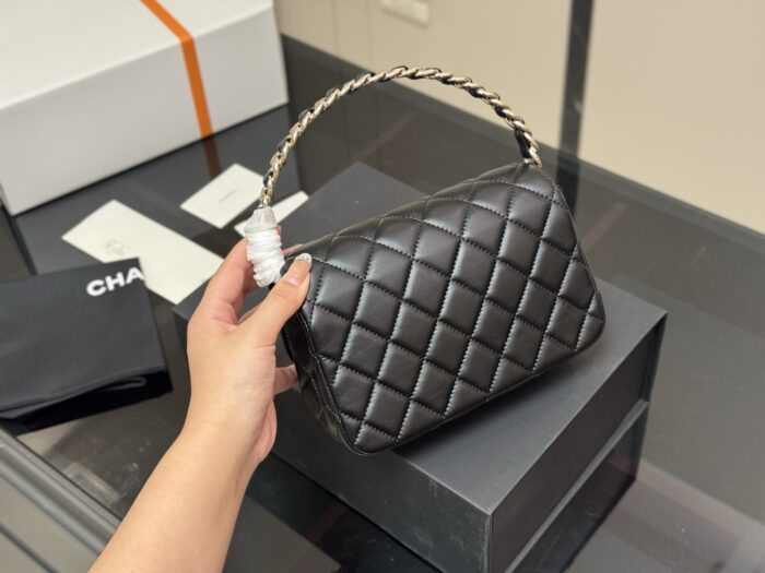 Chanel Hidden Edition Clutch Evening Bag Quadri-Stitched Box Bag Delicate Logo Handle Practical Capacity - Image 7