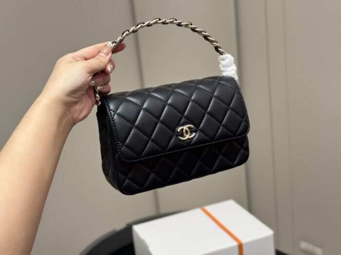 Chanel Hidden Edition Clutch Evening Bag Quadri-Stitched Box Bag Delicate Logo Handle Practical Capacity - Image 9