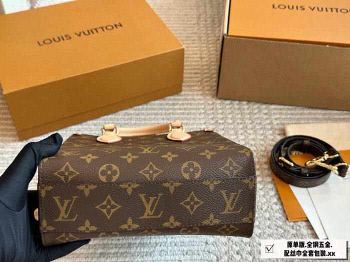 Louis Vuitton New Edition Music Score Bag - Upgraded Version Monogram-Patterned, Colour-Changing Vegetable-Tanned Leather Complimentary Silk Scarf Included Meticulous Craftsmanship - Image 3