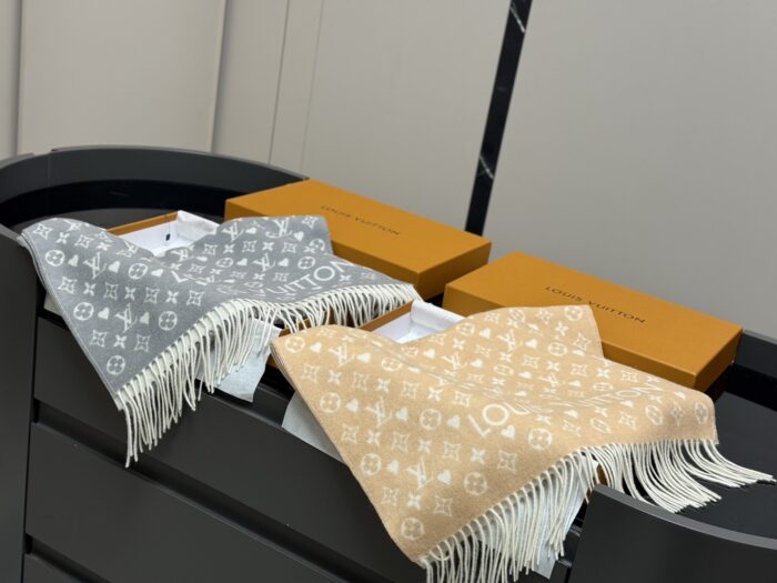 Louis Vuitton Cashmere Scarf Classic Pattern Comfortable And Warm Versatile And Easy To Style - Image 1