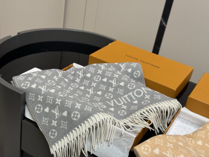 Louis Vuitton Cashmere Scarf Classic Pattern Comfortable And Warm Versatile And Easy To Style - Image 2