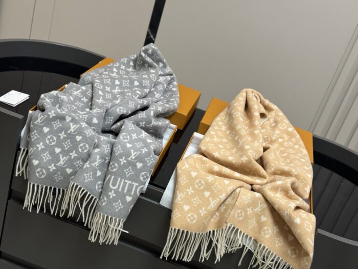 Louis Vuitton Cashmere Scarf Classic Pattern Comfortable And Warm Versatile And Easy To Style - Image 4