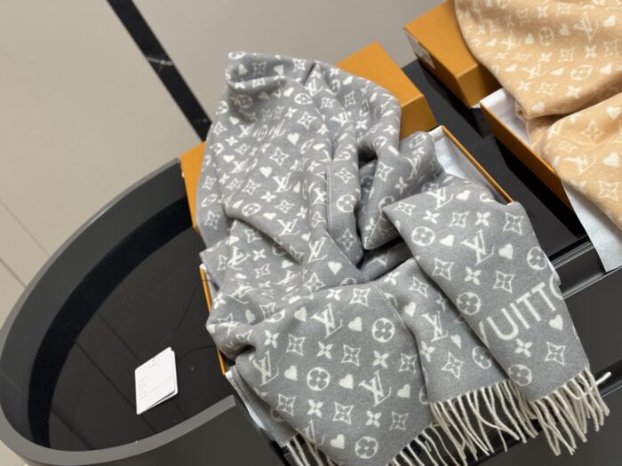 Louis Vuitton Cashmere Scarf Classic Pattern Comfortable And Warm Versatile And Easy To Style - Image 5