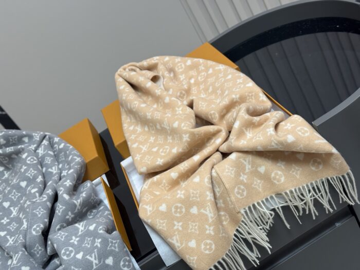 Louis Vuitton Cashmere Scarf Classic Pattern Comfortable And Warm Versatile And Easy To Style - Image 6