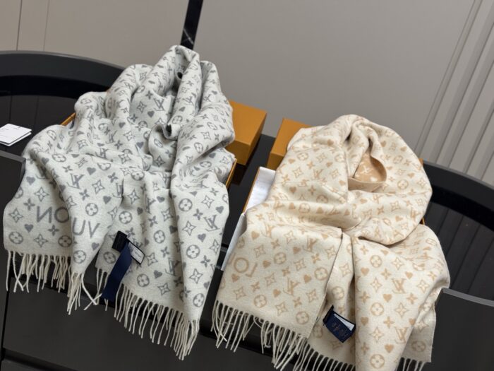 Louis Vuitton Cashmere Scarf Classic Pattern Comfortable And Warm Versatile And Easy To Style - Image 8
