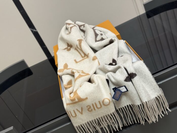 Louis Vuitton Cashmere Scarf (Chip Design) Comfortable And Versatile - Image 6