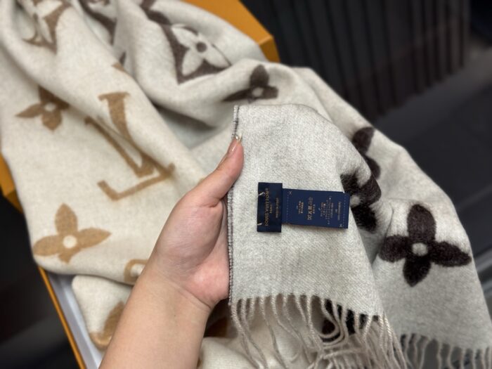 Louis Vuitton Cashmere Scarf (Chip Design) Comfortable And Versatile - Image 8