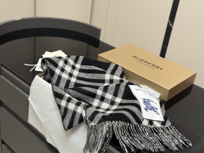 Burberry Black And White Check Cashmere Scarf Soft And Comfortable - Image 2