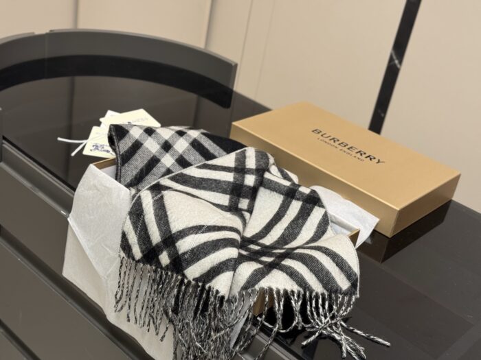 Burberry Black And White Check Cashmere Scarf Soft And Comfortable - Image 3