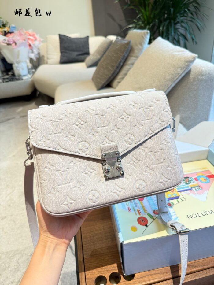 Louis Vuitton Pochette Metis Handbag Embossed Monogram Empreinte Leather S-Lock Clasp Can Be Carried Over The Shoulder Or Crossbody - Image 4