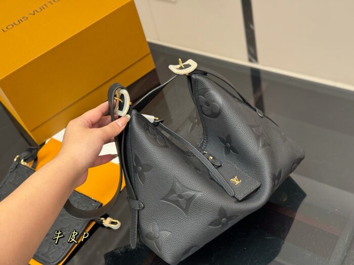 Louis Vuitton Carryall Underarm Bag With Coin Purse Included | Shoulder/Crossbody Style - Image 2