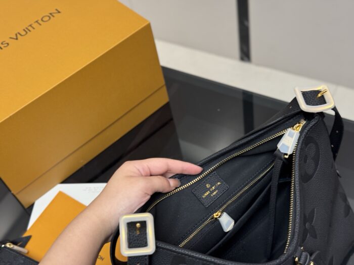 Louis Vuitton Carryall Underarm Bag With Coin Purse Included | Shoulder/Crossbody Style - Image 4