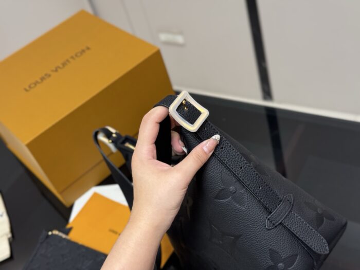 Louis Vuitton Carryall Underarm Bag With Coin Purse Included | Shoulder/Crossbody Style - Image 7