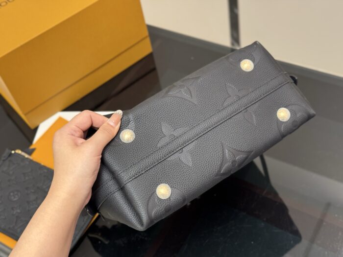 Louis Vuitton Carryall Underarm Bag With Coin Purse Included | Shoulder/Crossbody Style - Image 9
