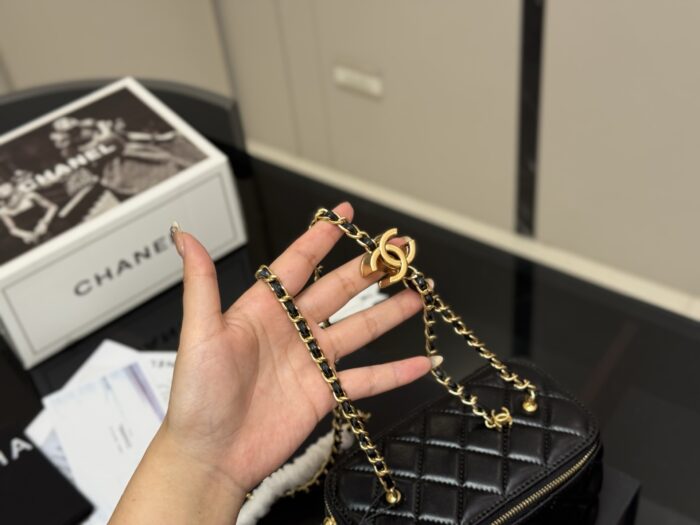 Chanel 25B Handle Compact Case Touch-Ups And Styling - Image 3