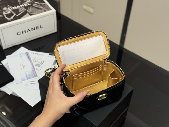 Chanel 25B Handle Compact Case Touch-Ups And Styling - Image 4