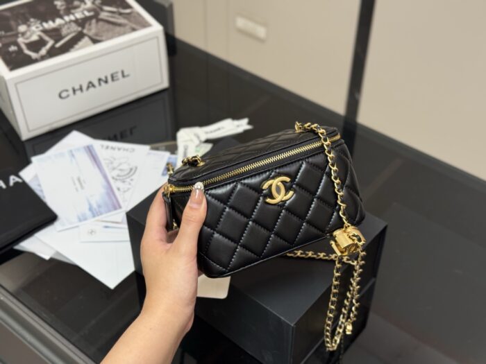 Chanel 25B Handle Compact Case Touch-Ups And Styling - Image 5