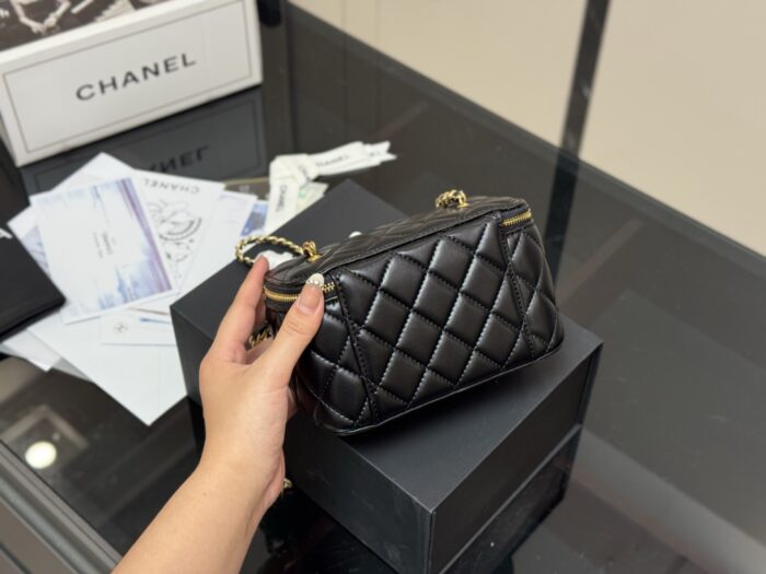 Chanel 25B Handle Compact Case Touch-Ups And Styling - Image 7