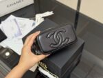 Chanel 25B Handle Compact Case Touch-Ups And Styling - Image 8