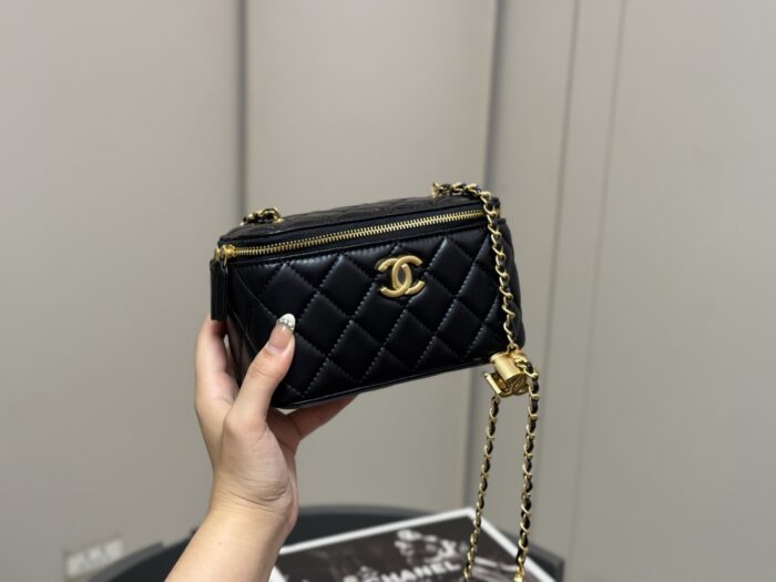 Chanel 25B Handle Compact Case Touch-Ups And Styling - Image 9