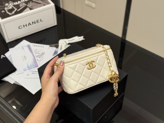 Chanel 25B Handle Compact Case Touch-Ups And Styling - Image 11