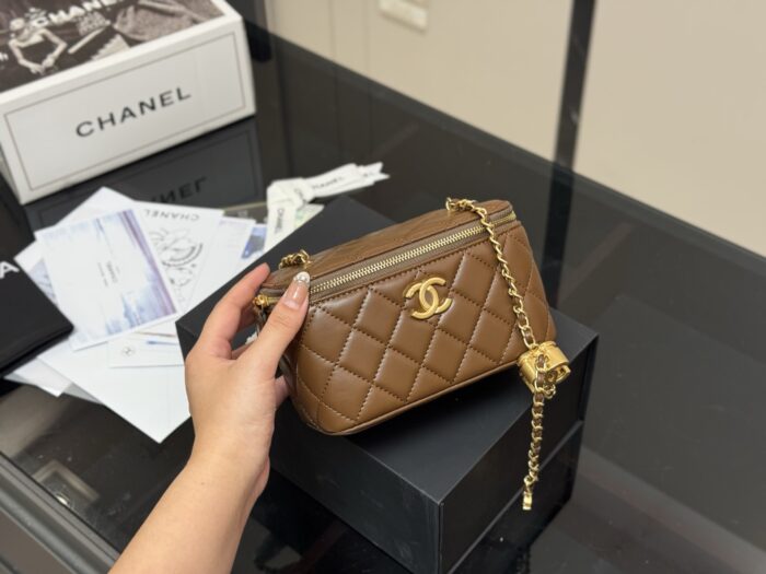 Chanel 25B Handle Compact Case Touch-Ups And Styling - Image 14
