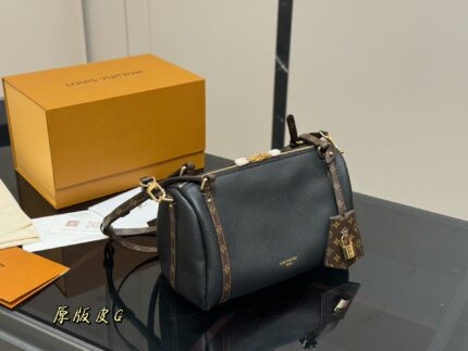 Louis Vuitton New Arrival Vintage-Inspired Textured Commuter Bag Practical Stylish Lightweight Shoulder Crossbody Bag