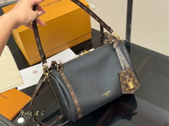 Louis Vuitton New Arrival Vintage-Inspired Textured Commuter Bag Practical Stylish Lightweight Shoulder Crossbody Bag - Image 2