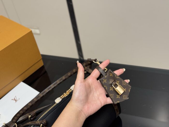Louis Vuitton New Arrival Vintage-Inspired Textured Commuter Bag Practical Stylish Lightweight Shoulder Crossbody Bag - Image 3