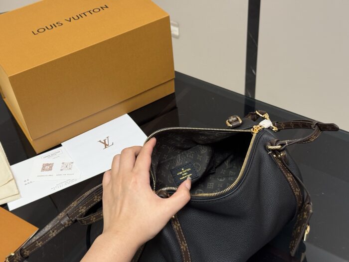 Louis Vuitton New Arrival Vintage-Inspired Textured Commuter Bag Practical Stylish Lightweight Shoulder Crossbody Bag - Image 4