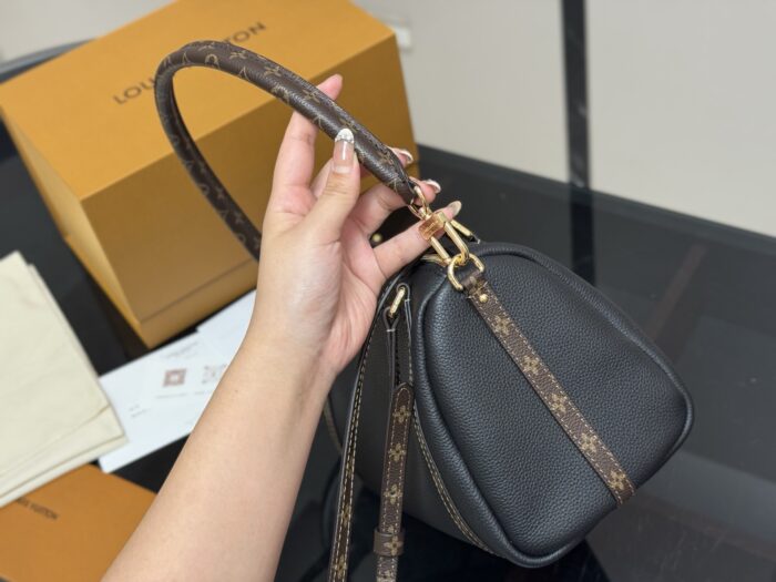 Louis Vuitton New Arrival Vintage-Inspired Textured Commuter Bag Practical Stylish Lightweight Shoulder Crossbody Bag - Image 6