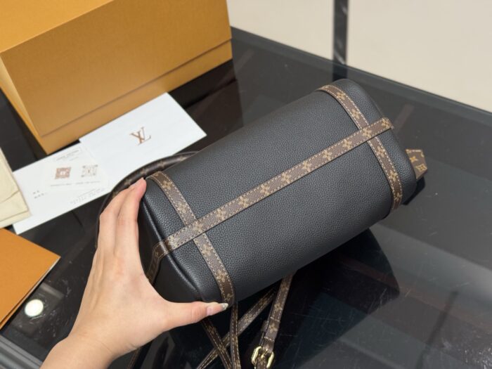 Louis Vuitton New Arrival Vintage-Inspired Textured Commuter Bag Practical Stylish Lightweight Shoulder Crossbody Bag - Image 8
