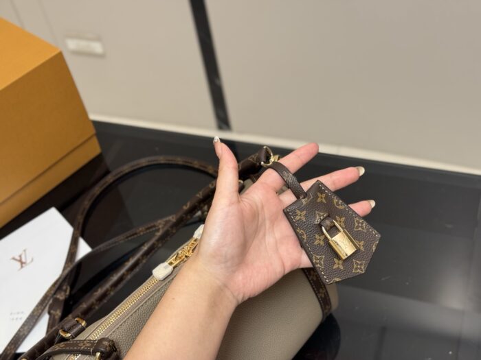 Louis Vuitton Lv Express Vintage-Inspired, High-Quality, Practical Commuter Shoulder/Crossbody Lightweight Bag - Image 3
