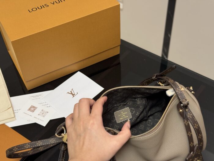 Louis Vuitton Lv Express Vintage-Inspired, High-Quality, Practical Commuter Shoulder/Crossbody Lightweight Bag - Image 4