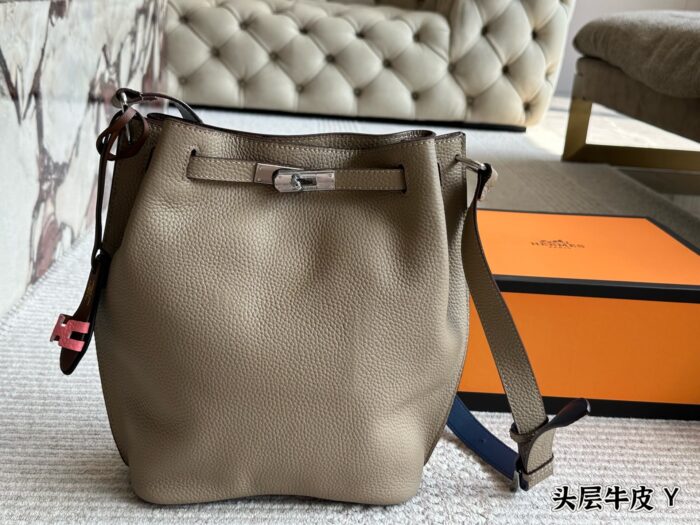 Hermès Kelly Bucket Bag, Calfskin Unisex For Commuting Relaxed And Easygoing - Image 1