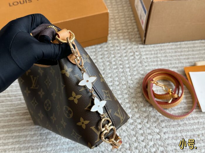 Louis Vuitton Carryall New Commuter Bag | Crossbody/Shoulder Strap | Open-Top Convenience | Practical Capacity - Image 4