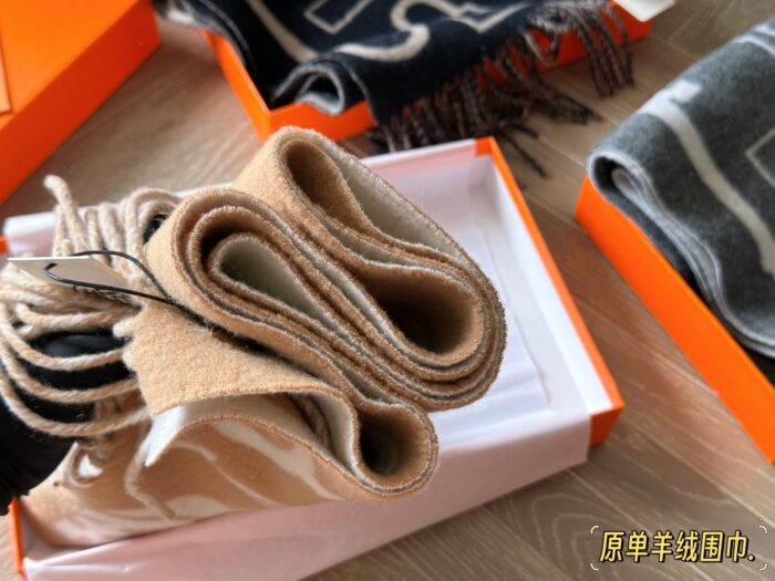 Louis Vuitton Fw Reversible Scarf Milk Tea Colour 100% Wool Reversible Soft And Comfortable - Image 4