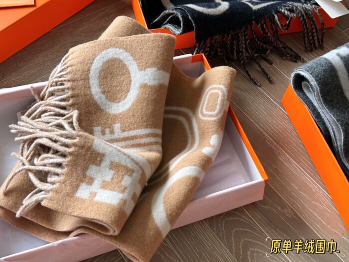 Louis Vuitton Fw Reversible Scarf Milk Tea Colour 100% Wool Reversible Soft And Comfortable - Image 5
