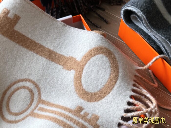 Louis Vuitton Fw Reversible Scarf Milk Tea Colour 100% Wool Reversible Soft And Comfortable - Image 6